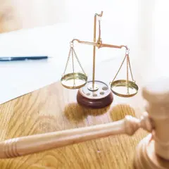 Zniesienie terminu rozprawy – co to oznacza i jakie są skutki?