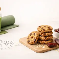 Ciasteczka owsiane dietetyczne jem i chudnę. Zdrowe śniadanie z zielonym smoothie, matą do ćwiczeń i hantlami.
