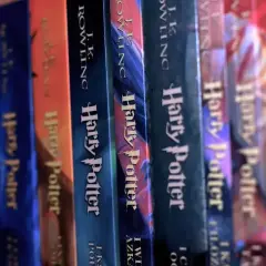 Rząd książek "Harry Potter". Zastanawiasz się, harry potter od jakiego wieku? Te magiczne historie wciągną każdego czytelnika!