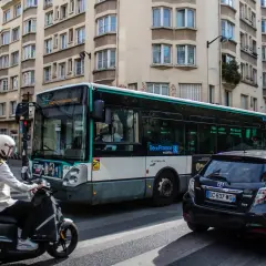 Paryż: autobus miejski i skuter na ulicy, symbolizujące dojazd do centrum z lotniska Charles de Gaulle.