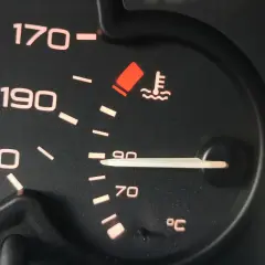Wskaźnik temperatury płynu chłodniczego diesel pokazuje 90°C. Czerwona kontrolka ostrzega przed przegrzaniem.