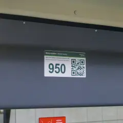 Karta miejska w telefonie: numer 950 i kod QR do zakupu biletów mobilnych w pojeździe.