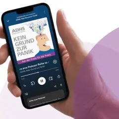 Hand hält Smartphone mit Podcast-App. Der Podcast "ADHS: Kein Grund zur Panik" wird abgespielt.