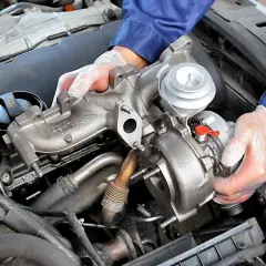 Mechanik montuje turbosprężarkę. Czujnik ciśnienia doładowania znajduje się zazwyczaj w pobliżu turbosprężarki lub na kolektorze dolotowym.