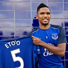 Piłkarz Samuel Eto'o prezentuje niebieską koszulkę z numerem 5 i nazwiskiem ETO'O.