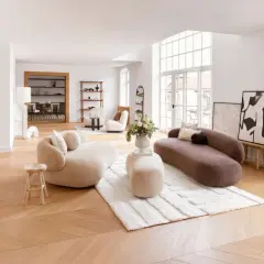 Moderne Wohnung mit organischen Formen und minimalistischen Möbeln. Verschiedene Wohnung Stil Arten werden hier vereint.