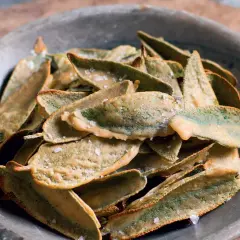 Croccanti foglie di salvia fritte, un'idea sfiziosa per le tue ricette con salvia. Sale grosso a scaglie.