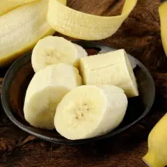 Banan w miseczce, obok obierki i całych owoców. Czy to może być związane z wysokim potasem i jego przyczynami?