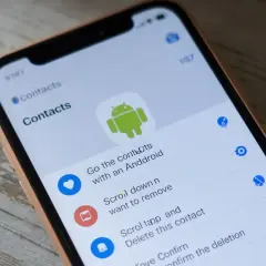 Jak przenieść kontakty na kartę SIM? Ekran telefonu z listą kontaktów i ikoną Androida. Instrukcja krok po kroku.