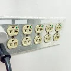 Wielostandardowe gniazdko elektryczne z podłączonymi dwoma kablami. Dowiedz się, jak podłączyć kabel 5 żyłowy do gniazdka.