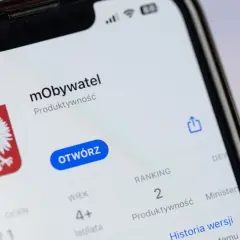 Ekran telefonu z aplikacją mObywatel. Widoczny jest herb Polski i przycisk "Otwórz". To idealny moment na mobywatel aktualizacja.