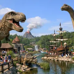Park dinozaurów w Łebie: realistyczne modele T-Rexa, diplodoka i triceratopsa, piracki statek, wodospad i wulkan. Świetne łeba atrakcje dla dorosłych i dzieci.