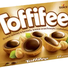 Pudełko czekoladek Toffifee z orzechami laskowymi, karmelem i czekoladą.
