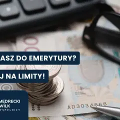 Dorabiasz do emerytury? Uważaj na limity! Kalkulator, okulary i pieniądze sugerują, ile można dorobić do emerytury.