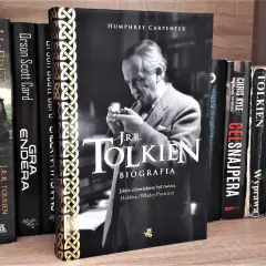 Biografie sławnych ludzi na półce: "J.R.R. Tolkien. Biografia", "Hobbit", "Gra Endera", "Celsnajpera" i inne.