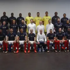 Drużyna reprezentacji Francji w piłce nożnej mężczyzn pozuje do zdjęcia.