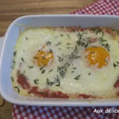 Délicieux œuf au four à l'italienne, gratiné et parsemé d'herbes fraîches. Une recette simple et savoureuse.