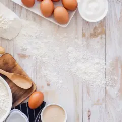 Zutaten für ei ersatz backen: Mehl, Eier, Butter, Zucker und Hefe liegen bereit.