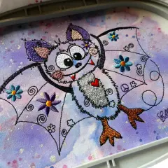 Ein süßes Fledermaus-Motiv, perfekt für seidenmalerei mit kindern. Bunte Blumen und funkelnde Details machen es zu einem Hingucker.