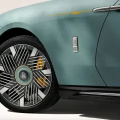 Detale Rolls-Royce: turkusowe nadwozie, unikalne felgi, żółte zaciski hamulcowe i złoty pasek.