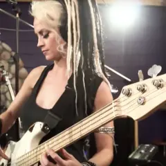 Tanya O'Callaghan spielt Bassgitarre in einem Aufnahmestudio.