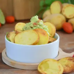 Selbstgemachte Kartoffelchips mit Guacamole, ein leckerer Snack.