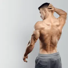 Uomo con schiena muscolosa e definita, risultato di un intenso allenamento definizione.
