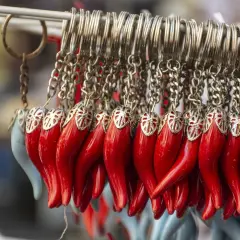 Portachiavi a forma di peperoncino rosso, un amuleto portafortuna. L'uocchie so pegg re scuppettate!