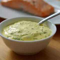 Krämig sås till lax, med dill och andra örter. Perfekt för en svensk sommarmåltid.
