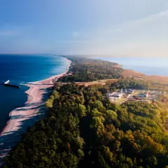 Piękna plaża i las nad morzem. Warto zobaczyć w Mielnie to miejsce, gdzie Bałtyk spotyka się z jeziorem Jamno.