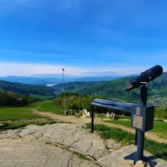 Widok z góry Żar, ile się wchodzi, tyle piękna. Lornetka czeka na odkrycie krajobrazu.