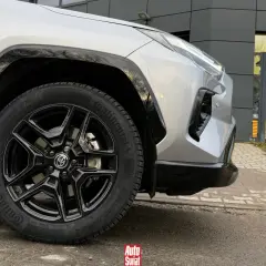 Szare auto z czarnymi felgami i oponami Continental. Czy lepsze opony na przód czy tył? To pytanie, na które odpowiedź znajdziesz w naszym artykule.