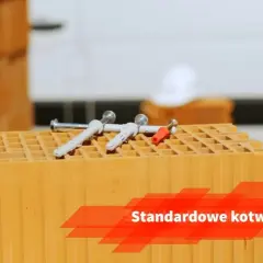 Jakie kołki do porothermu? Na pustaku leżą kotwy rozporowe, idealne do mocowania w porowatej ceramice.