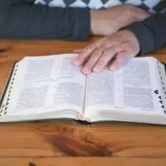 Jak napisać intencję za zmarłego w dniu pogrzebu z szacunkiem