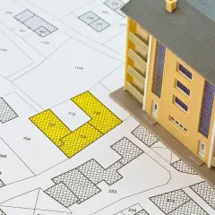 Model budynku na mapie geodezyjnej. Czy to podatek katastralny w Polsce?