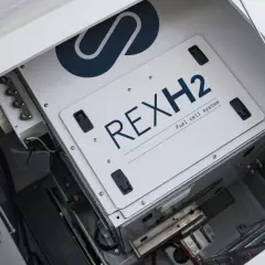 Système de pile à combustible REXH2, un générateur hydrogène innovant installé dans un compartiment de bateau.
