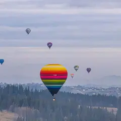 Kolorowe balony unoszą się nad Nowym Targiem, tworząc magiczny widok.