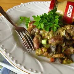 Drobiowe serduszka z warzywami i musztardą. Idealne, gdy zastanawiasz się, jak długo gotować serduszka drobiowe.