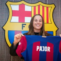 Ewa Pajor prezentuje nową koszulkę FC Barcelony.