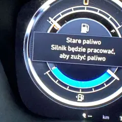 Wyświetlacz samochodu pokazuje komunikat "Stare paliwo. Silnik będzie pracować, aby zużyć paliwo".