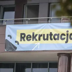 Baner z napisem "Rekrutacja" na budynku. Czas na studia!