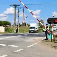 Pracownicy obsługują rogatki na przejeździe kolejowym. Zastanawiasz się, po jakim czasie przychodzi mandat z przejazdu kolejowego?