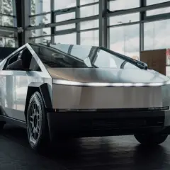 Futurystyczny Cybertruck Tesli prezentuje swoje ostre linie i metaliczne nadwozie w salonie.