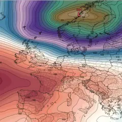 Mapa synoptyczna pokazuje nagły spadek ciśnienia nad Skandynawią, gdzie cyklon osiąga 964 hPa, podczas gdy nad Atlantykiem panuje wysokie ciśnienie 1035 hPa.