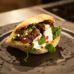 En saftig kebabrulle med kött, grönsaker och vit sås. Perfekt för dig som söker ett gott kebabkrydda recept.