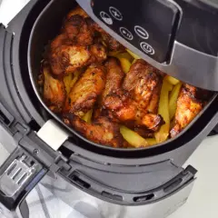 Skrzydełka kurczaka i frytki w air fryerze. Zastanawiasz się air fryer co to? To urządzenie, które przygotuje pyszne i chrupiące dania.