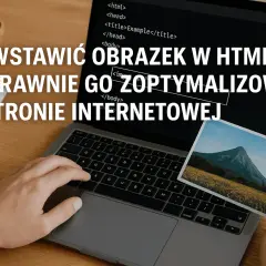 Dłoń trzyma zdjęcie góry na tle otwartego laptopa z kodem HTML.