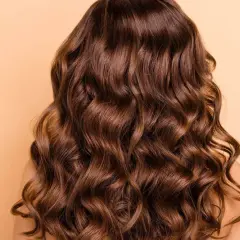 Cabello castaño largo y ondulado, con ondas definidas. Descubre cómo peinar pelo ondulado para lograr este look.