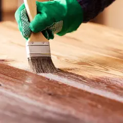 Application d'un vernis sur du bois. Le temps de séchage du vernis bois est crucial pour un résultat parfait.