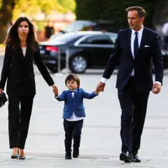 Marta Kaczyńska z mężem i synem w eleganckich strojach spacerują.